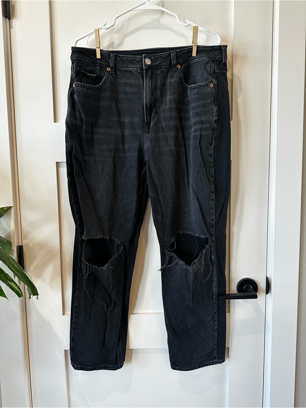 American Eagle Strigid Distressed Black Jeans